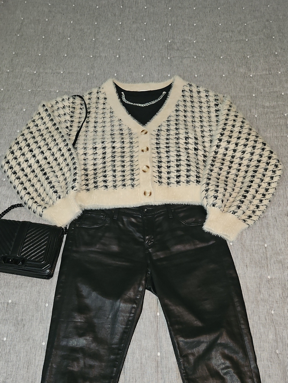 AUREUM Cream & Black Houndstooth Cropped V-Neck Cardigan
